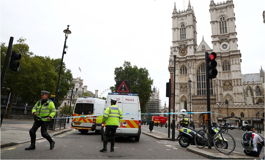 Polícia vê ato terrorista em atropelamento em Londres