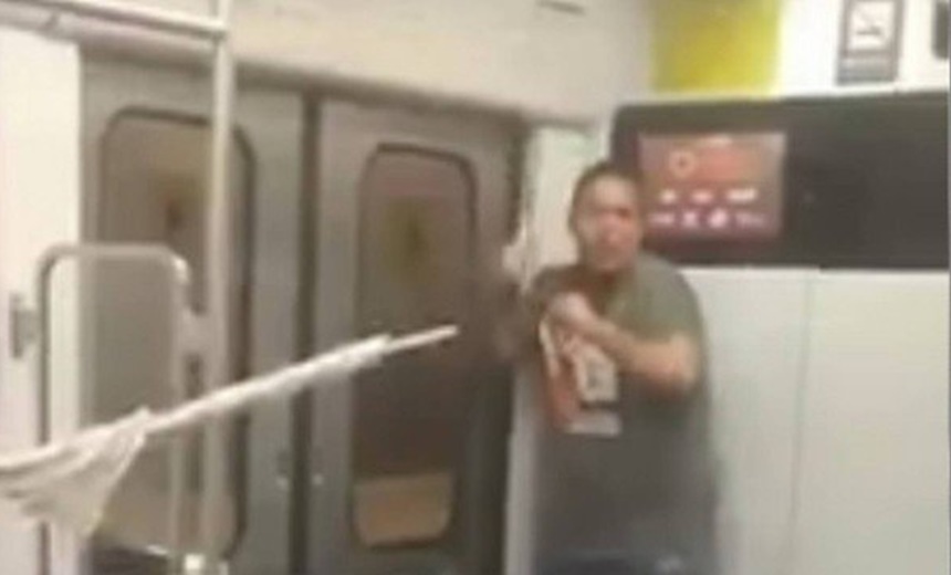 Homem tenta assaltar com faca em trem e é agredido por passageiros; veja vídeo