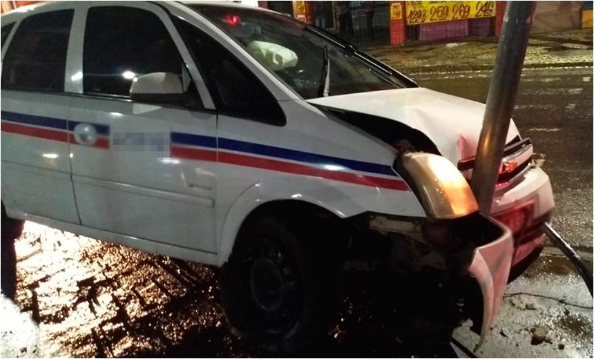 Travestis roubam táxi e são presas após baterem em poste durante fuga