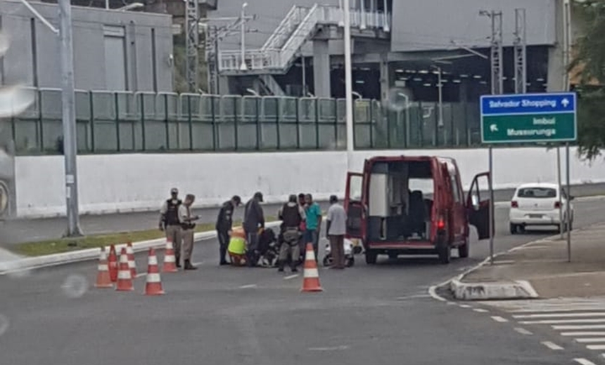 Acidente entre carro e moto deixa um ferido na Avenida Tancredo Neves