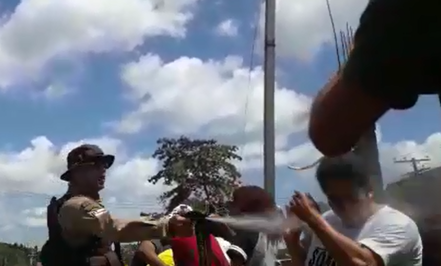 PM joga spray de pimenta em mulheres durante protesto em Simões Filho; assista