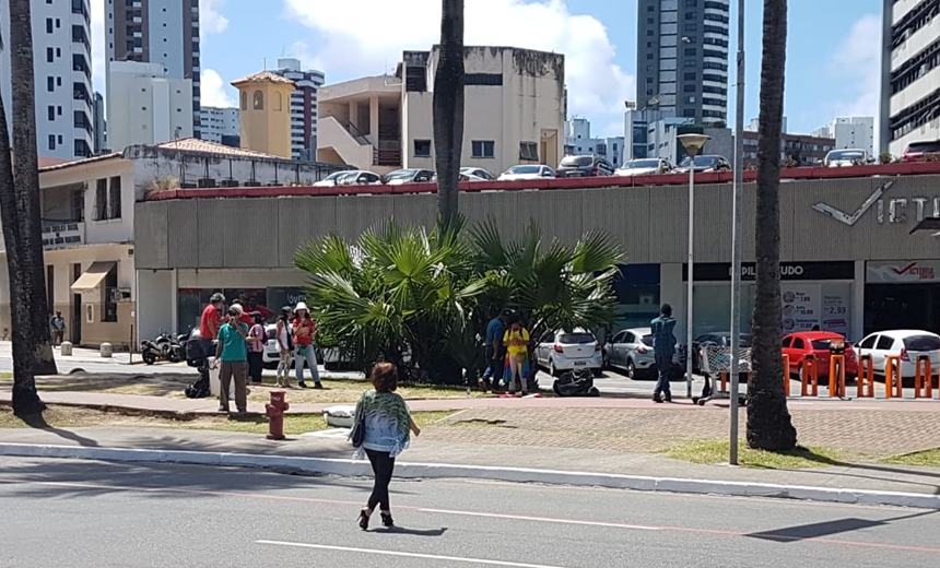 Manifestantes protestam contra Sérgio Moro em frente ao Shopping Barra