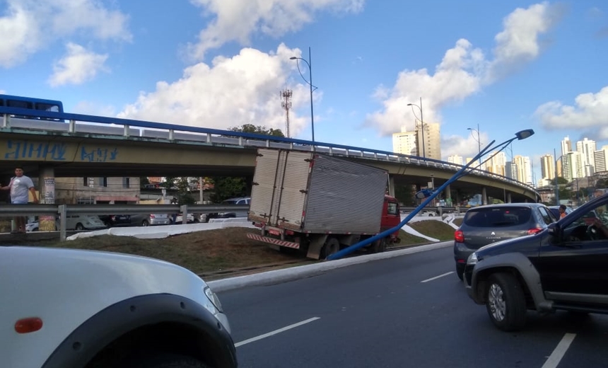 Caminhão invade canteiro na Avenida Vasco da Gama, em Salvador