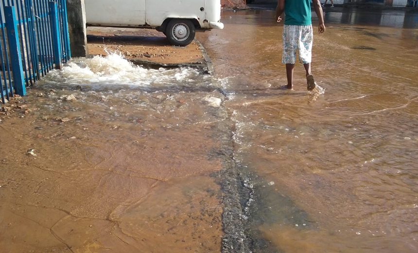 Embasa interrompe distribuição de água em bairros após cano estourar no IAPI