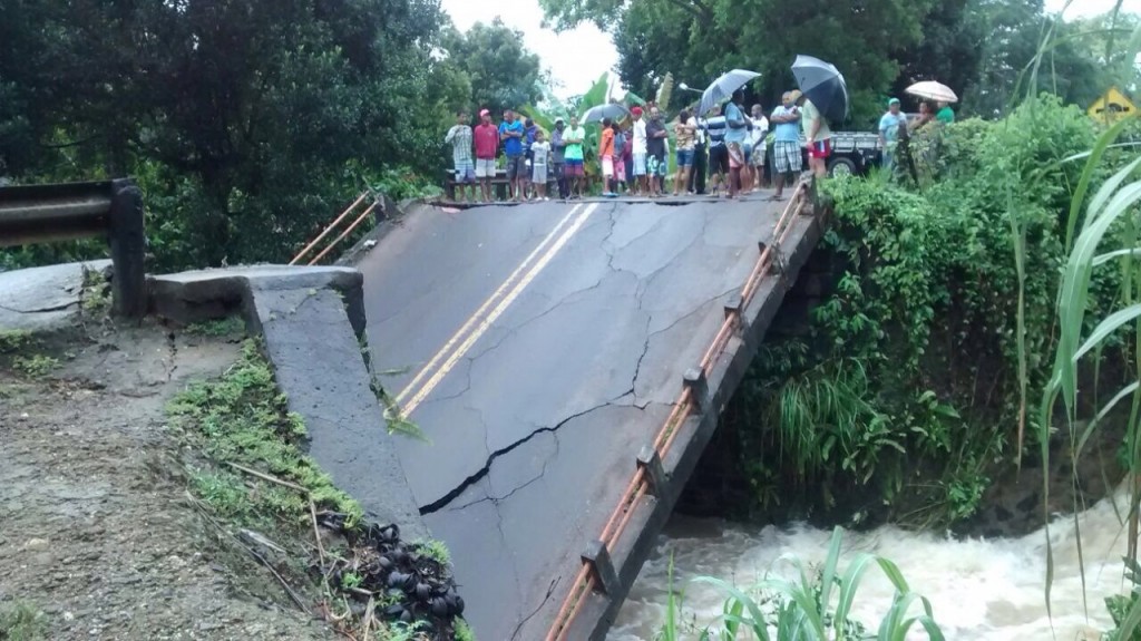 Ponte desaba e interdita a BA-001 que liga Camamu a Ituberá