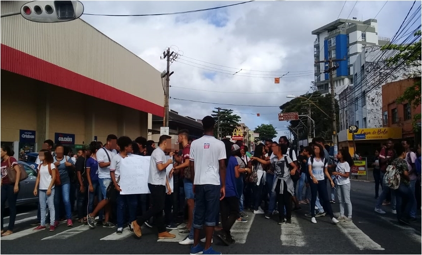 Estudantes do Colégio Estadual Manoel Devoto fazem protesto no Rio Vermelho