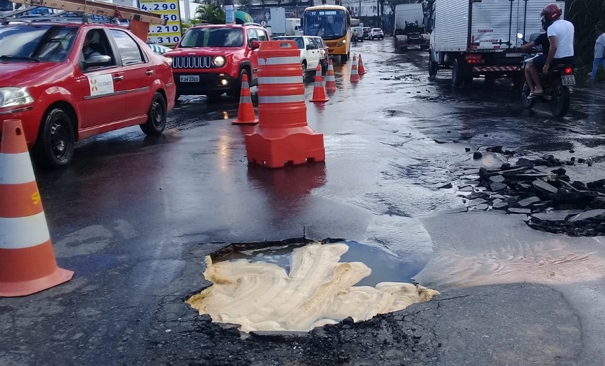 Rompimento de adutora prejudica trânsito no Jardim Santo Inácio