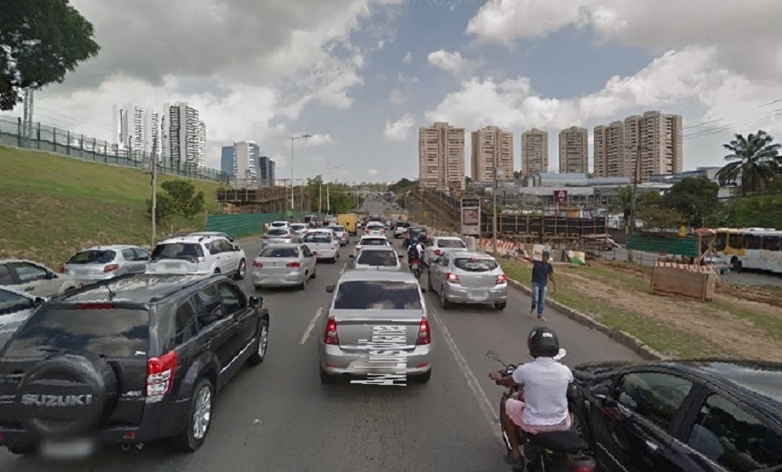 Motorista perde controle da direção e capota carro na Avenida Paralela