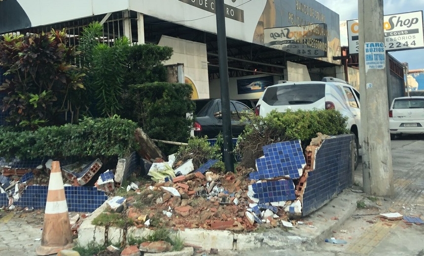 Viatura da PM se envolve em acidente e derruba muro no bairro da Pituba