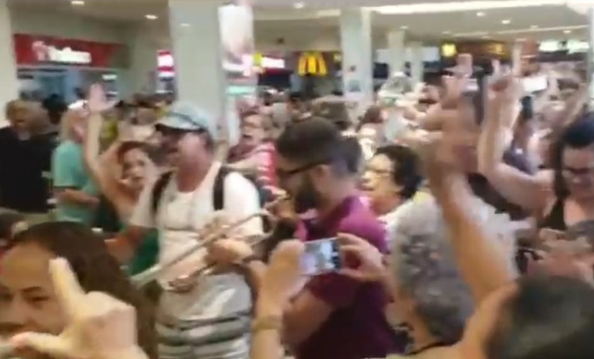 VÍDEO: Manifestantes protestam em movimento pró-Lula no Shopping da Bahia