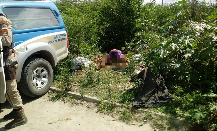 Suspeitos matam homem, carregam corpo e desovam dentro de terreno baldio em Feira