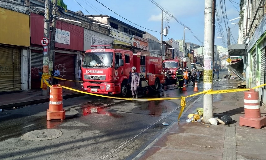 Tráfego é desviado na Baixa dos Sapateiros após incêndio que destruiu imóvel comercial