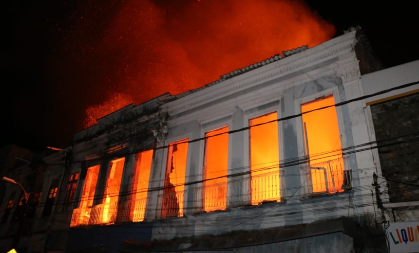 Casarão pega fogo na Baixa dos Sapateiros e movimenta 40 bombeiros; veja vídeos