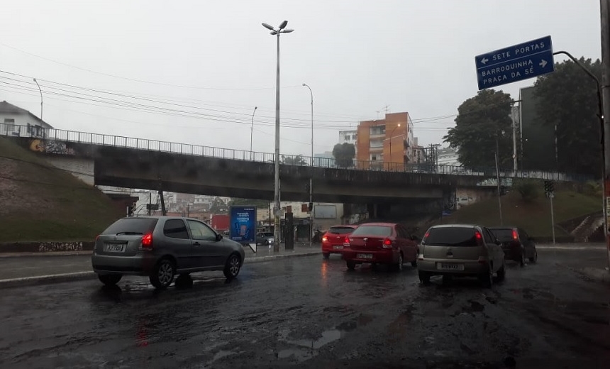 Chuva intensa deixa vias com trechos alagados na manhã desta sexta em Salvador