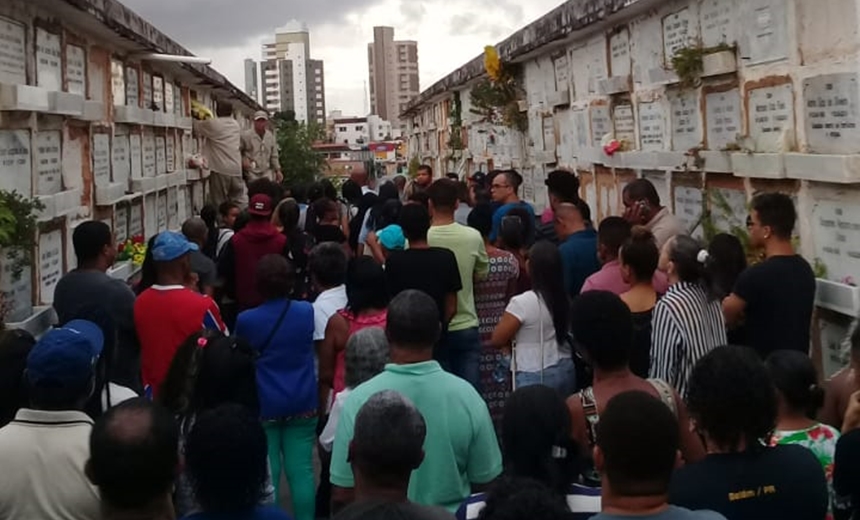 Emoção de amigos e familiares marca velório de jovem morto na praia da Ribeira