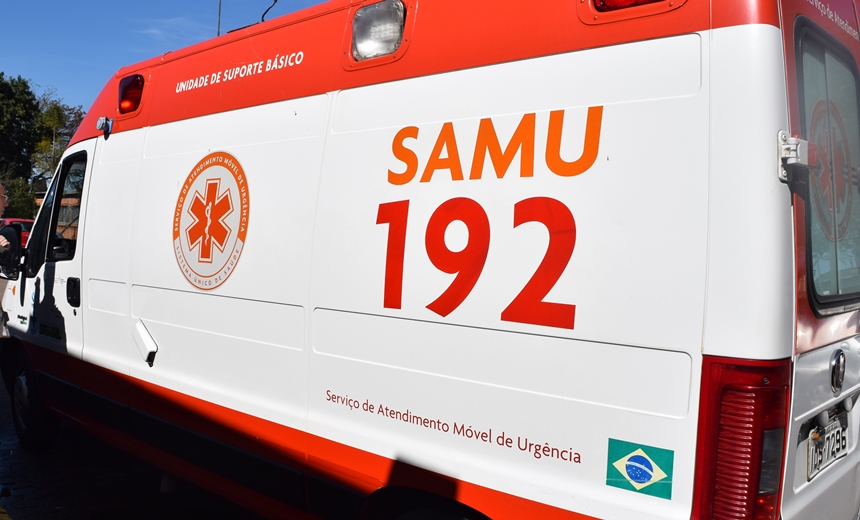 Duas pessoas ficam feridas após carro bater em poste no Rio Vermelho