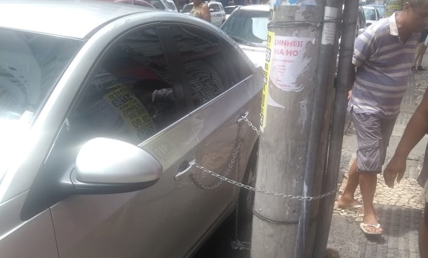 Morador acorrenta carro que prejudicava acesso a prédio em Salvador