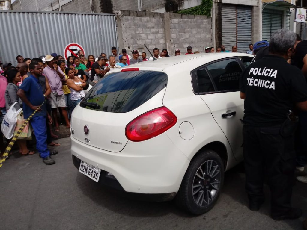 Mulher é assassinada a tiros dentro de carro em Feira de Santana; marido foi decapitado em presídio