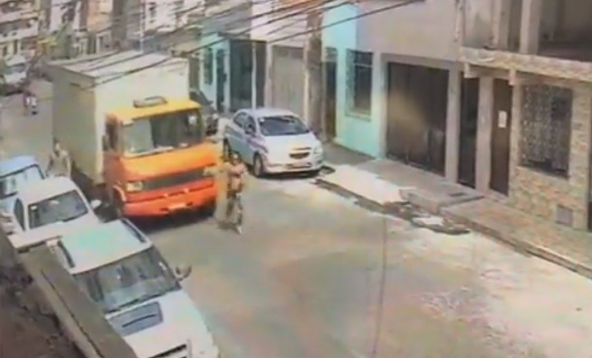 Motorista joga caminhão contra assaltantes na Massaranduba; veja vídeo