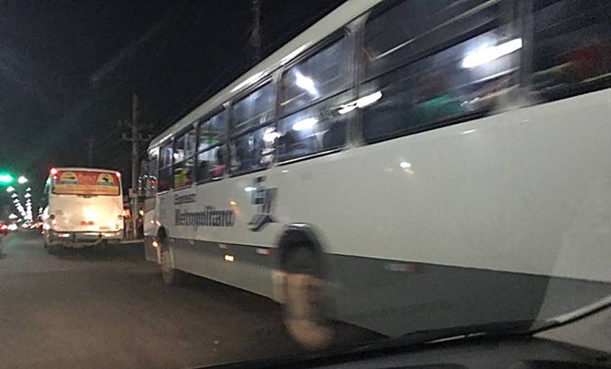 Dois homens e uma mulher invadem ônibus e cometem arrastão em Simões Filho