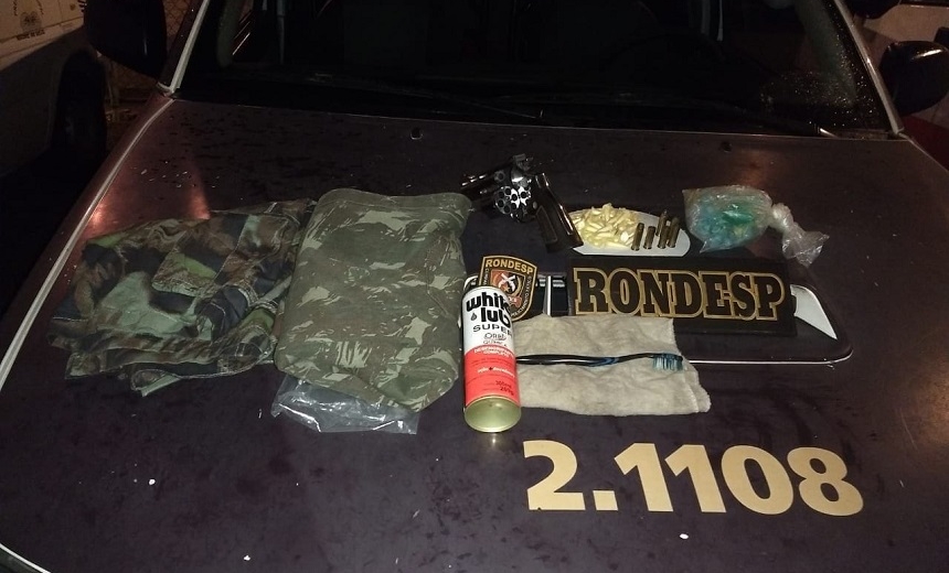 PM apreende arma, drogas, roupa camuflada e explosivo no Nordeste de Amaralina