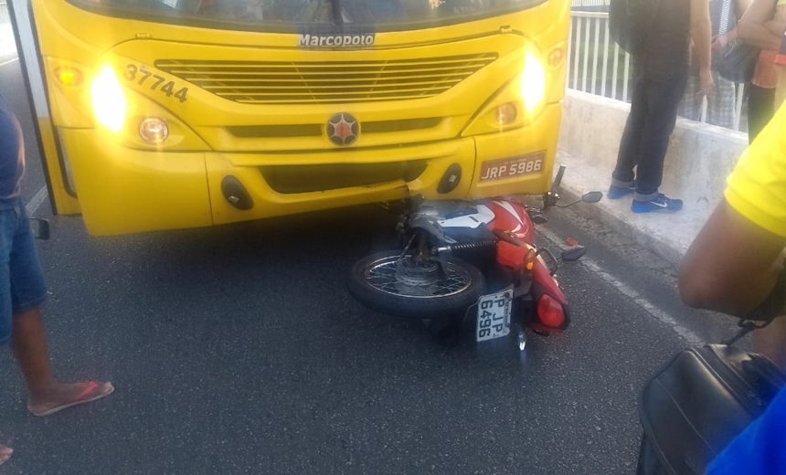 Exclusivo: motociclista fica ferido ao tentar ultrapassar ônibus; ?viveu de novo?