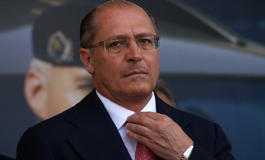 Durante comício com participação de Alckmin, homem pula grade com faca na mão