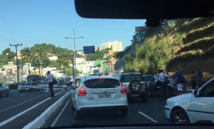 Trânsito no Lucaia fica congestionado após acidente envolvendo três veículos