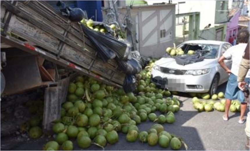 Caminhão carregado perde freio em ladeira e provoca grave acidente