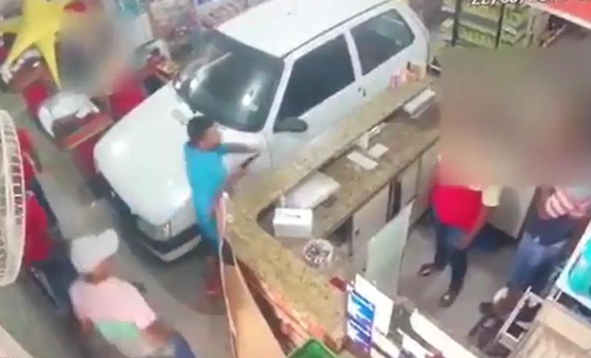 Vídeo: dupla armada invade e assalta mercado no bairro de Cajazeiras; assista