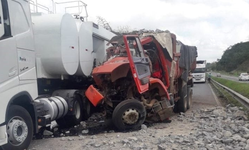 Acidente entre carreta e caminhão deixa dois feridos e interdita trecho da BR-324