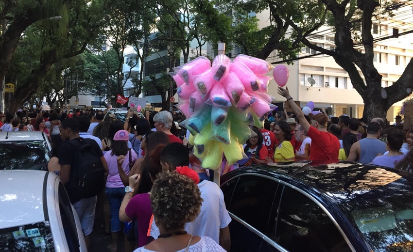 Mulheres fazem manifestação contra Bolsonaro no Campo Grande; acompanhe