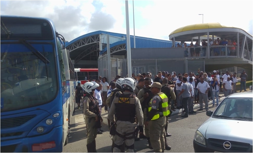 Rodoviários atravessam ônibus na saída da Estação Mussurunga; trânsito fica intenso