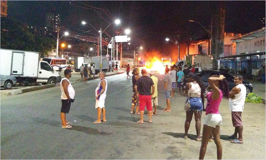 Ônibus é incendiado durante manifestação na Sete Portas