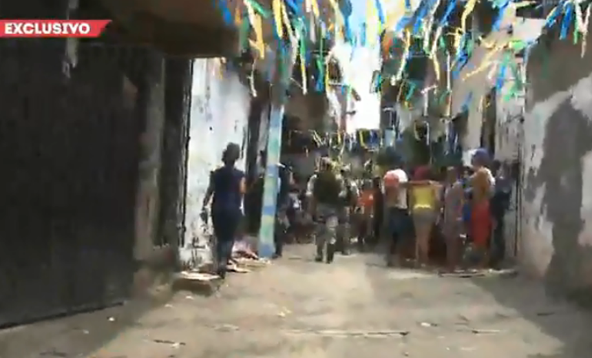 Moradores vaiam policiais militares no &#8220;Pela Porco&#8221; um dia após ônibus queimado; assista