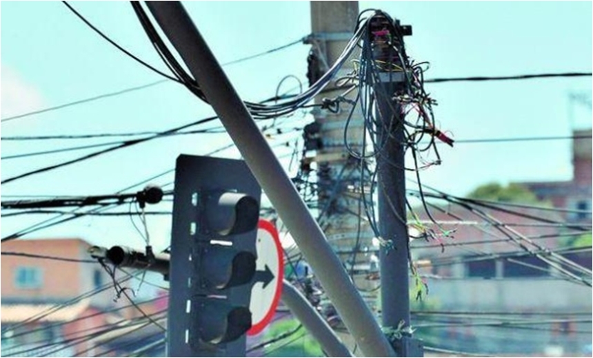 Mais de mil metros de cabos são furtados de semáforo no bairro da Armação