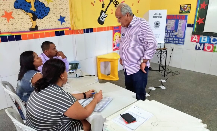 &#8220;Teremos um segundo turno&#8221;, avalia João Santana durante o voto