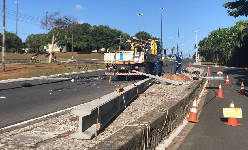 Carro derruba poste e interdita trânsito em um dos acessos ao CAB