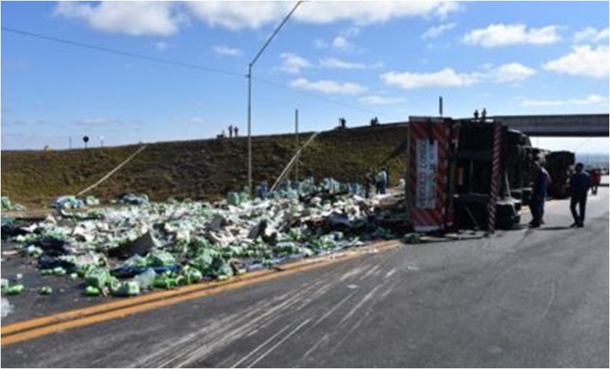 Carreta carregada de refrigerante tomba no Anel Rodoviário Jadiel Matos, em Conquista