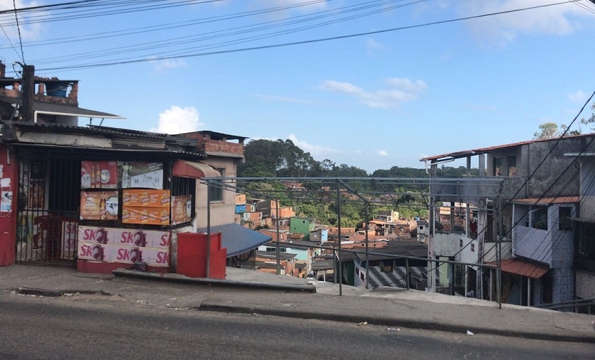 Ataque a tiros deixa duas pessoas mortas e cinco feridas na Estrada das Barreiras