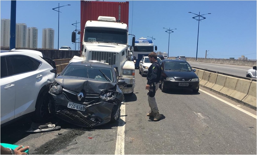 Acidente entre carretas e sete carros deixa trânsito intenso na Rótula do Abacaxi; assista