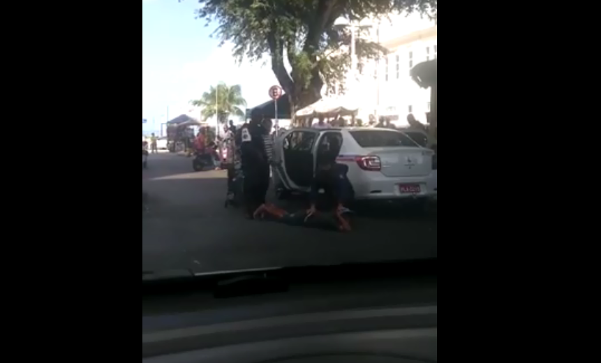 Dupla é presa durante assalto contra taxista no Comércio; veja vídeo do flagrante