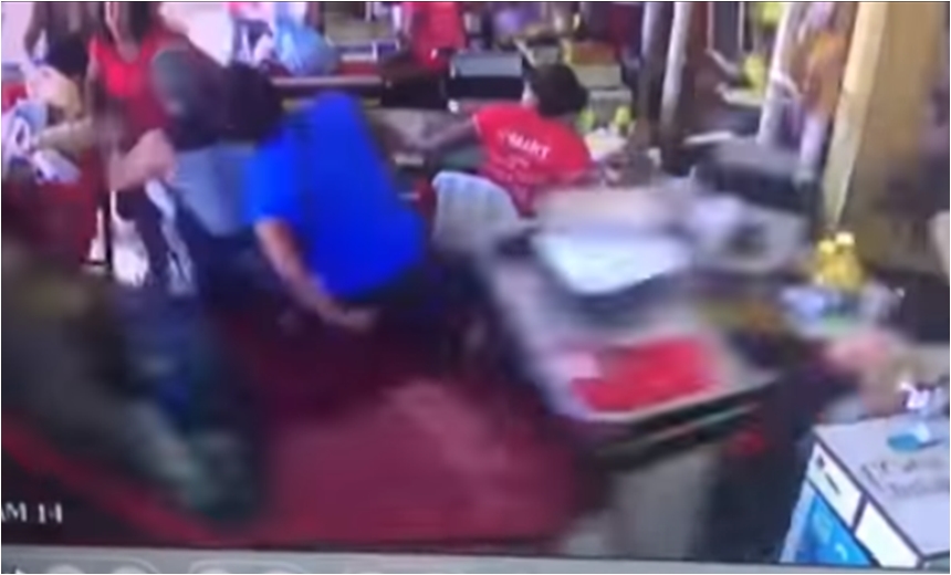 Câmeras flagram momento em que mulher é atropelada dentro de mercadinho; assista