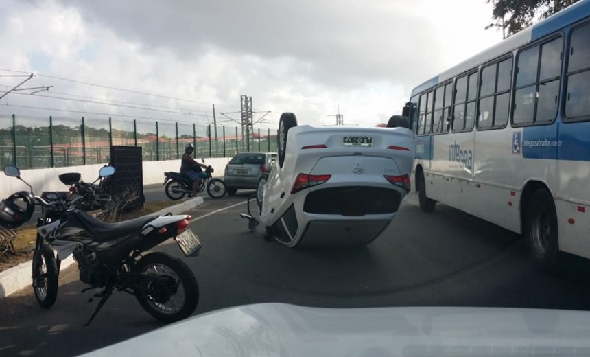 Carro capota após motorista perder o controle na Avenida Paralela