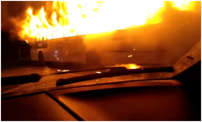 Ônibus pega fogo em Itapuã; veja vídeo