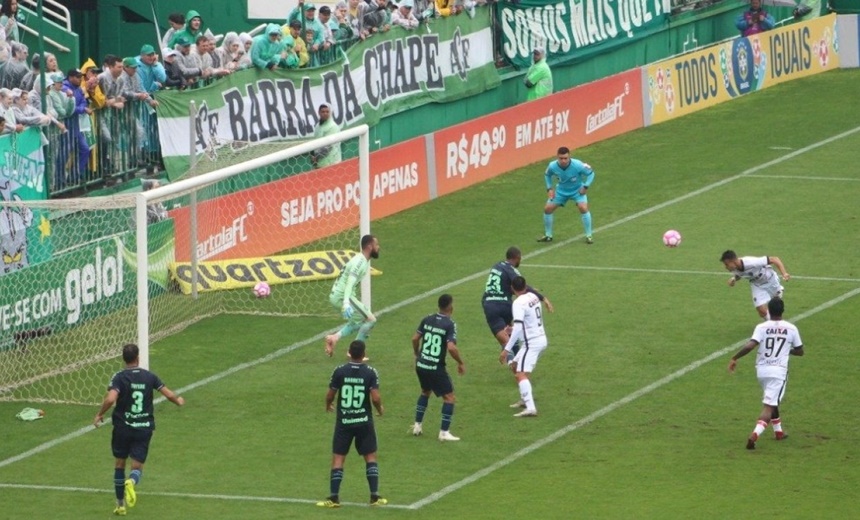 Após vencer a Chapecoense por 1 a 0, Vitória deixa a zona de rebaixamento