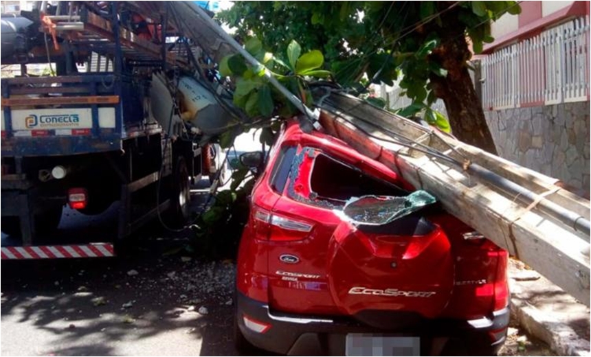 Carro é atingido por poste após caminhão arrastar fiação na Pituba; motorista sai ilesa