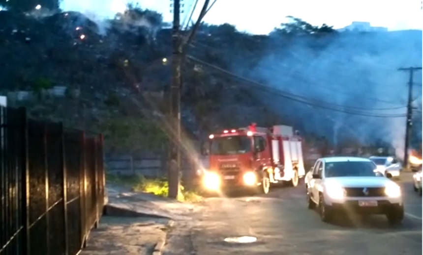 Fogo atinge região de areal no bairro do Imbuí; bombeiros estão no local