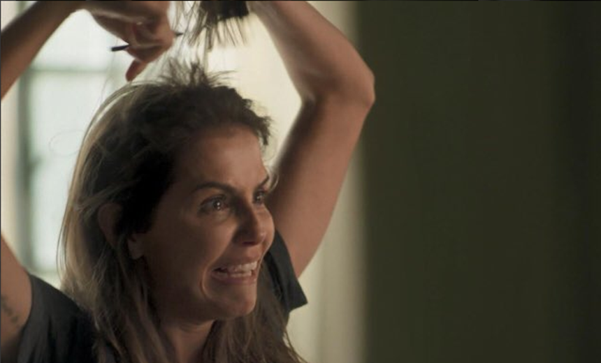 Deborah Secco corta o cabelo em cena e surpreende com o resultado; veja foto