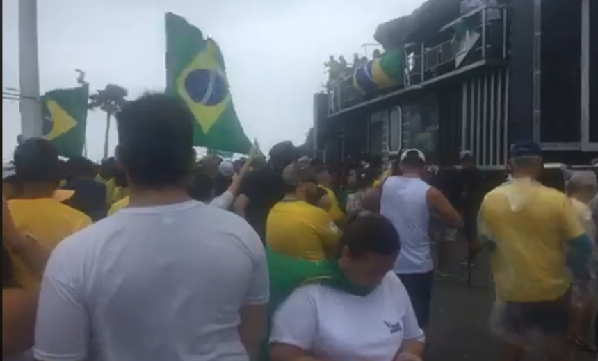 Militantes marcam presença em ato pró-Bolsonaro na Barra; assista